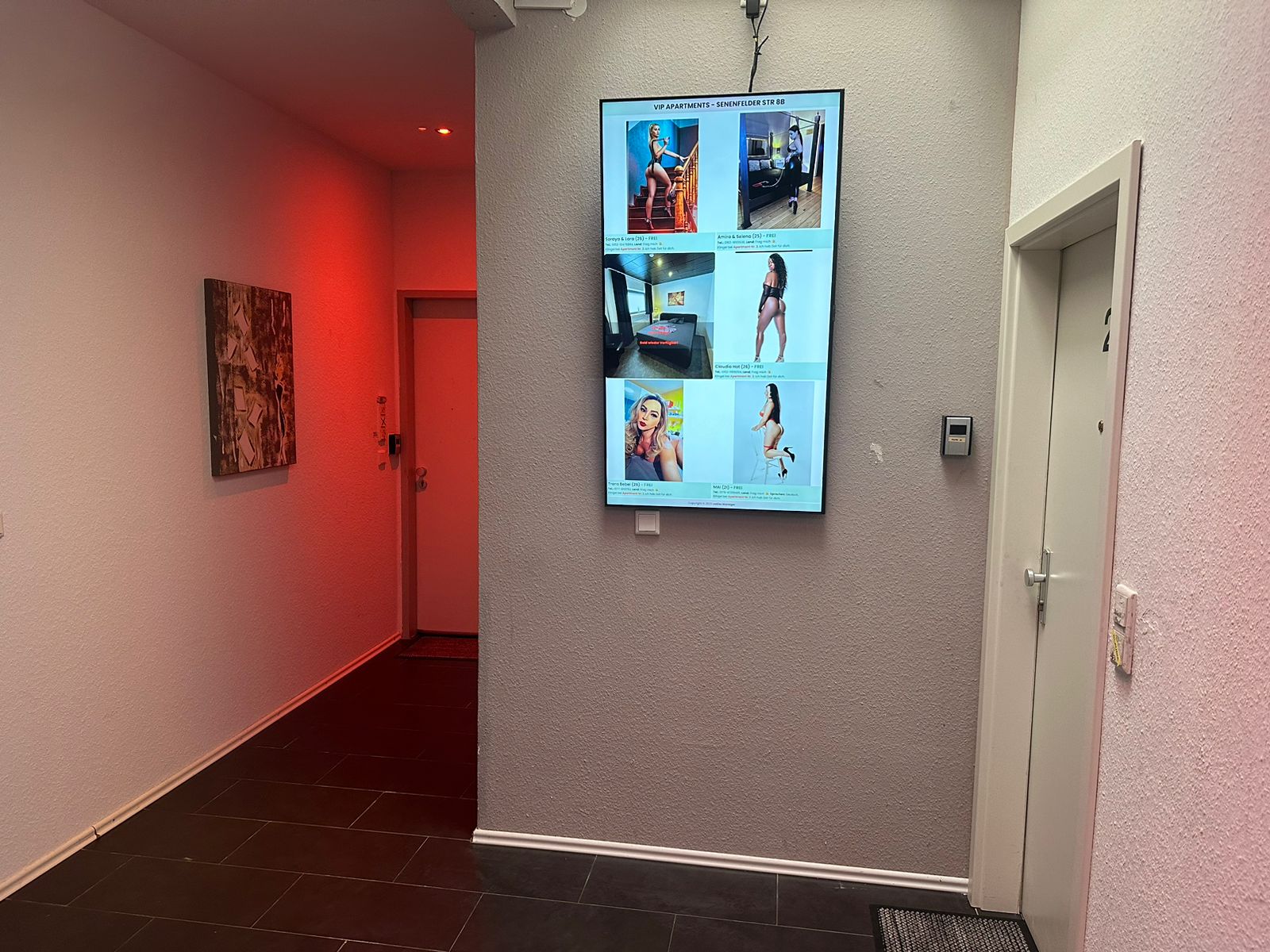 55-Zoll Monitor VIP Apartments