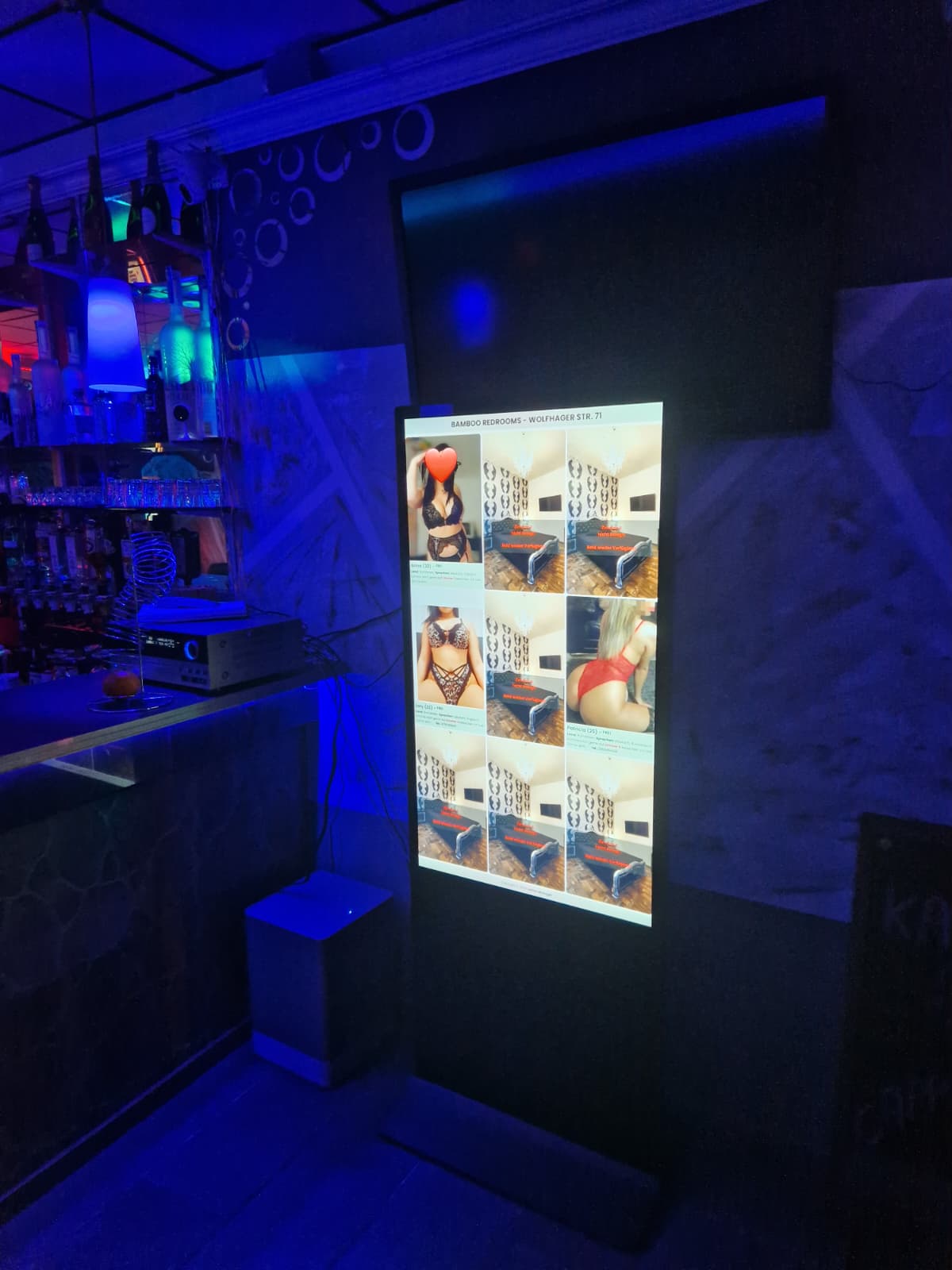 55-Zoll Monitor blauer Club